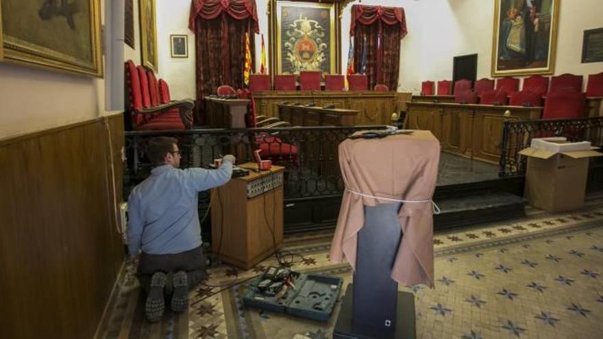 El salón de plenos del Ayuntamiento de Elche, ayer, en obras.