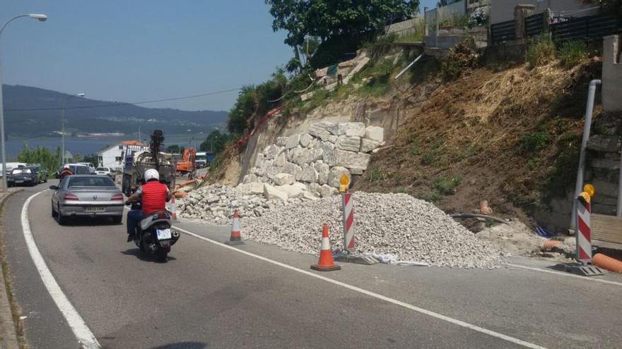 Los vecinos de Cesantes piden aceras en el tramo donde se levanta el muro en la N-550. // A.P.