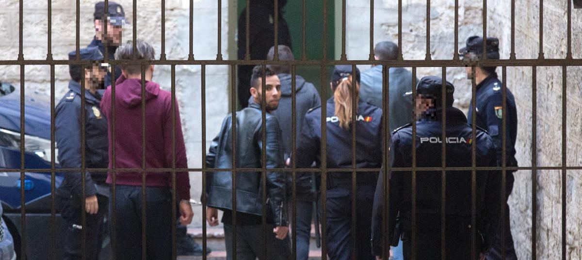 La Policía traslada a los detenidos a su llegada a los juzgados de Benalúa