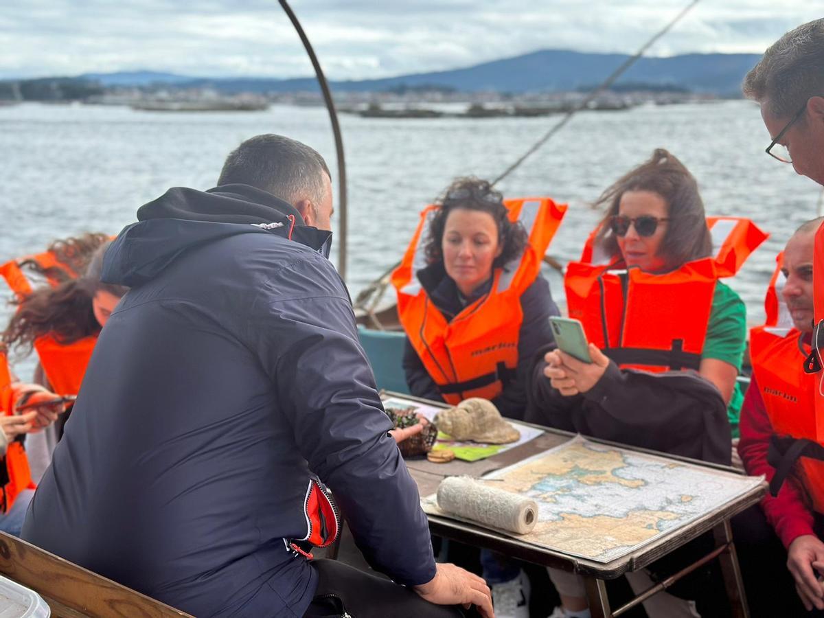 Asistentes a las actividades a bordo del "Chasula".