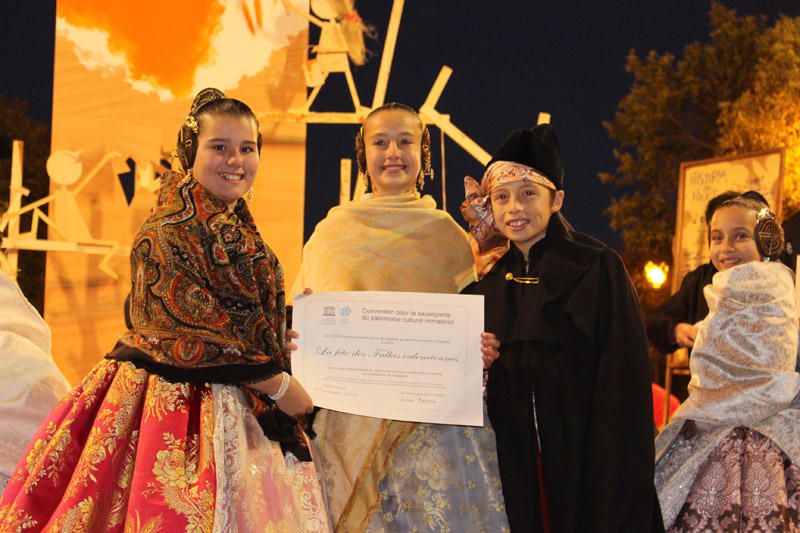 Entrega de los certificados de la Unesco a las Fallas infantiles