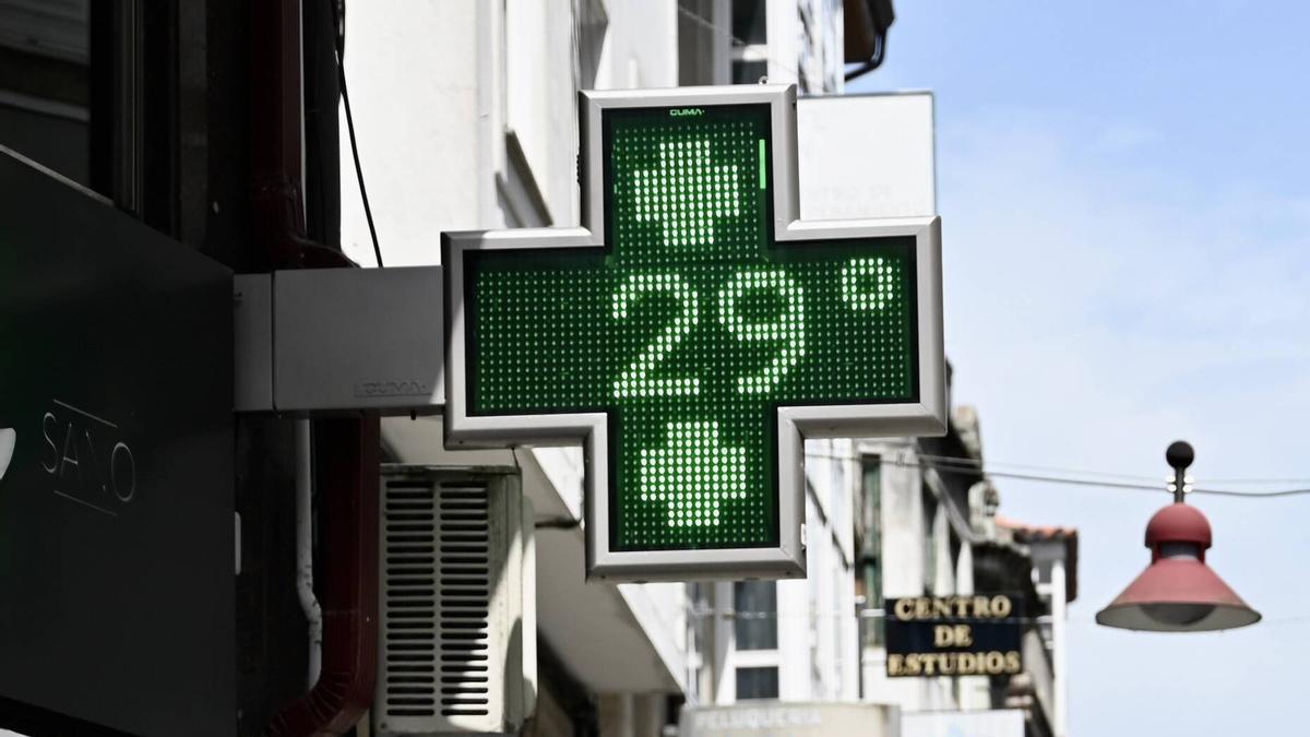 Un termómetro acerándose a los 30 grados este miércoles a la una de la tarde en la calle Oliva.