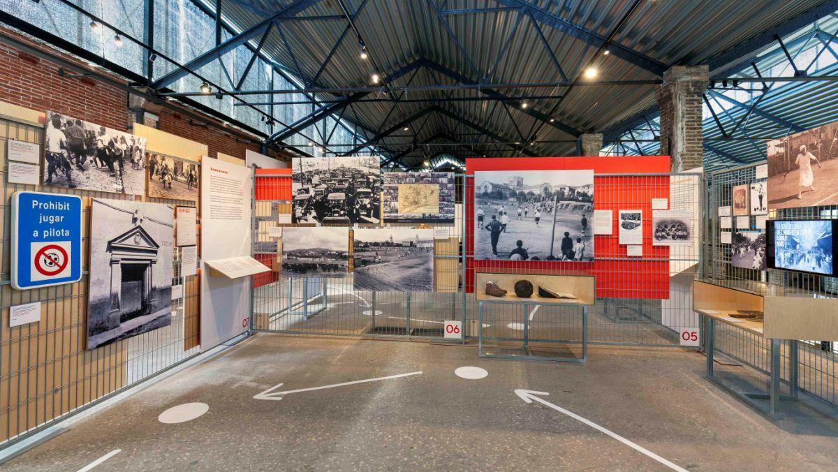 Espacio dedicado a los inicios del fútbol con el rótulo que prohibía jugar a fútbol (izquierda).