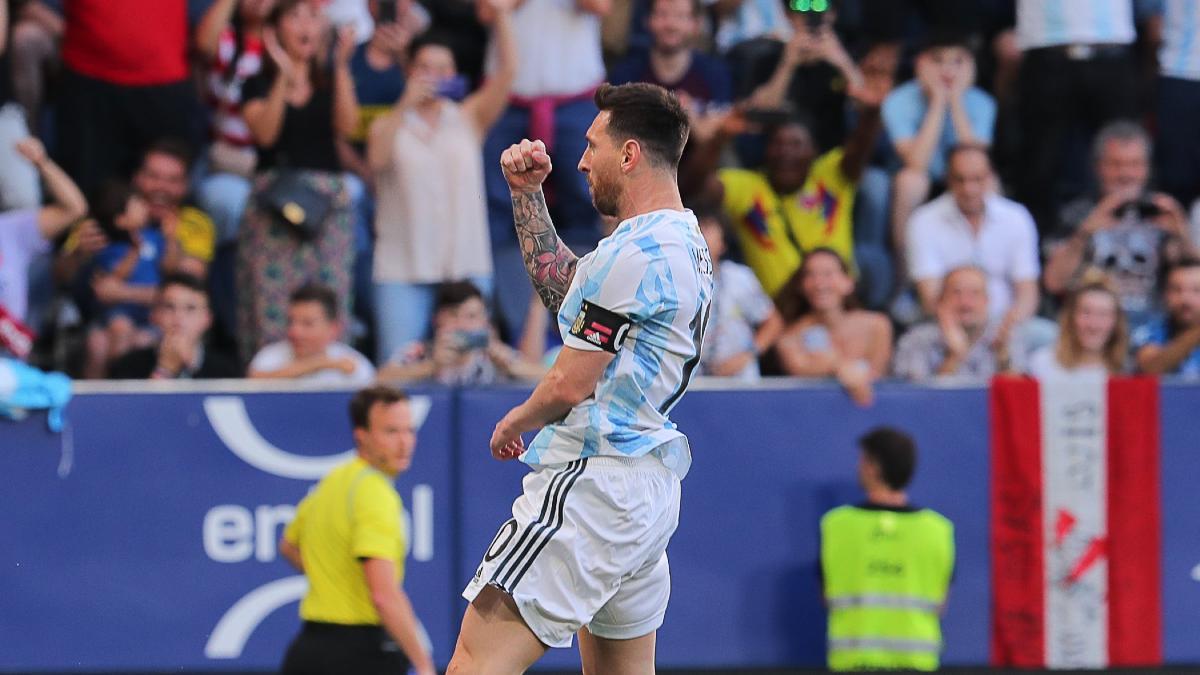 Leo Messi en la celebración de un gol ante Estonia