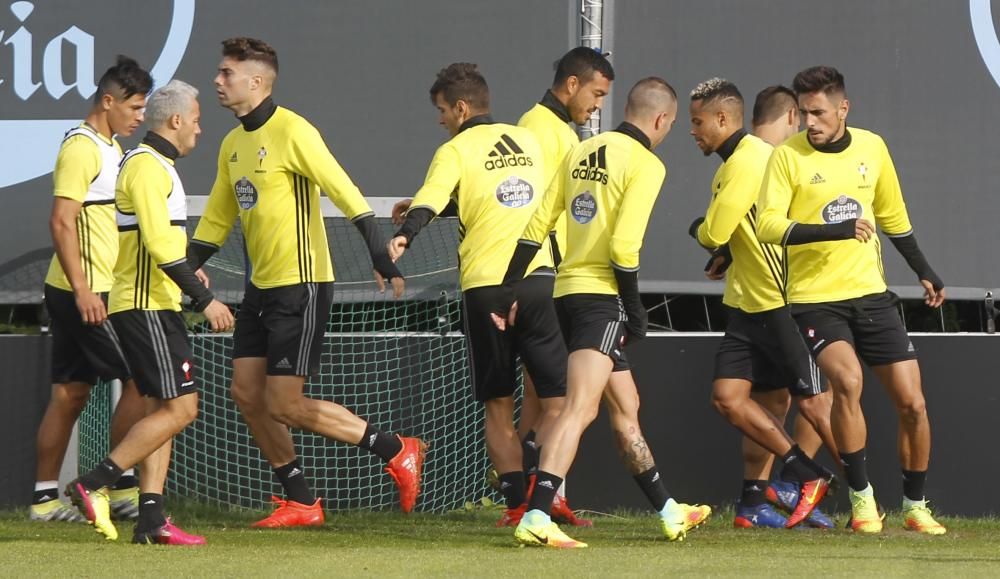 Los jugadores se ponen a las órdenes de Eduardo Berizzo para preparar a puerta cerrada el choque en Cornellá contra el conjunto perico. Orellana trabajó en el campo al margen de sus compañeros.