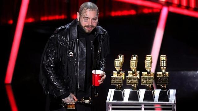 zentauroepp55423423 post malone accepts awards onstage for the 2020 billboard mu201015175231