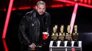 Post Malone agradece sus premios en la gala de Billboard.