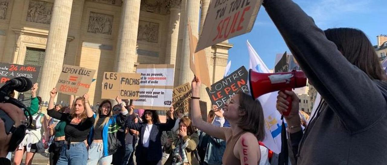 Manifestación de estudiantes contra Le Pen, en la plaza del Panteón de París.