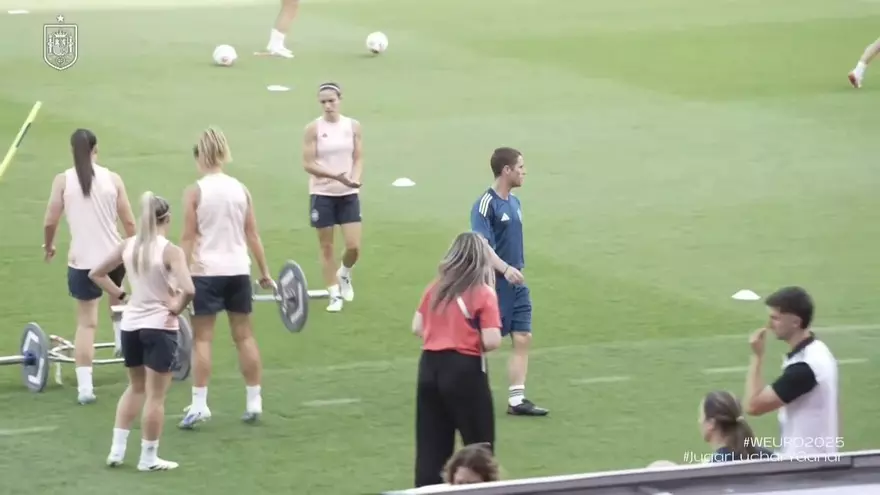 La selección femenina española entrena antes de la semifinal Alemania-España