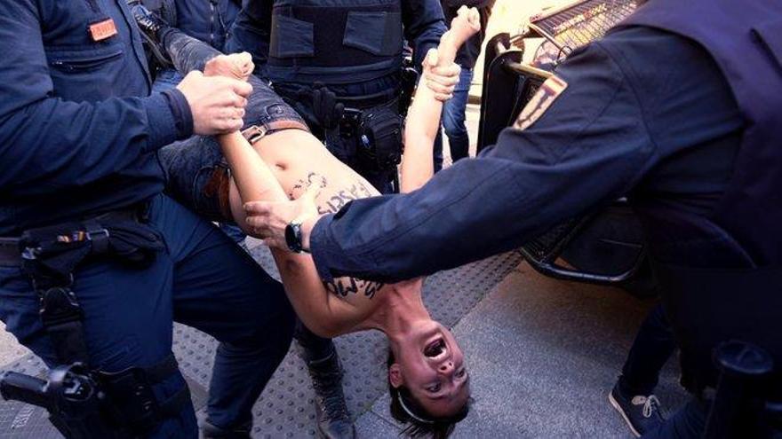 Una activista de Femen irrumpe en el cierre de campaña de Vox