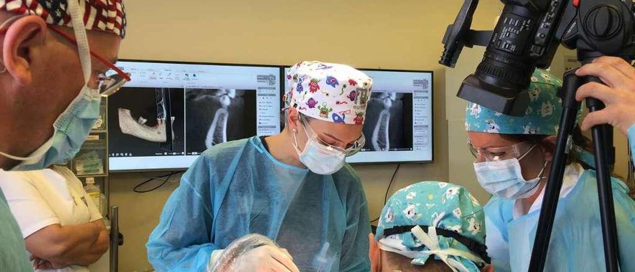 Un equipo odontológico, durante una cirugía.