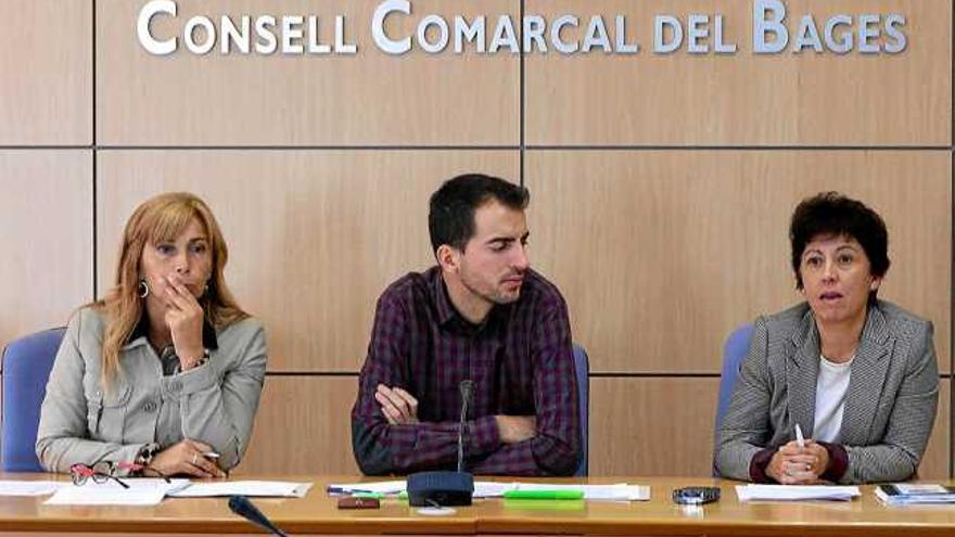 D&#039;esquerra a dreta, Fina Rodríguez, Albert Marañón i Conxi Pérez, ahir al Consell Comarcal