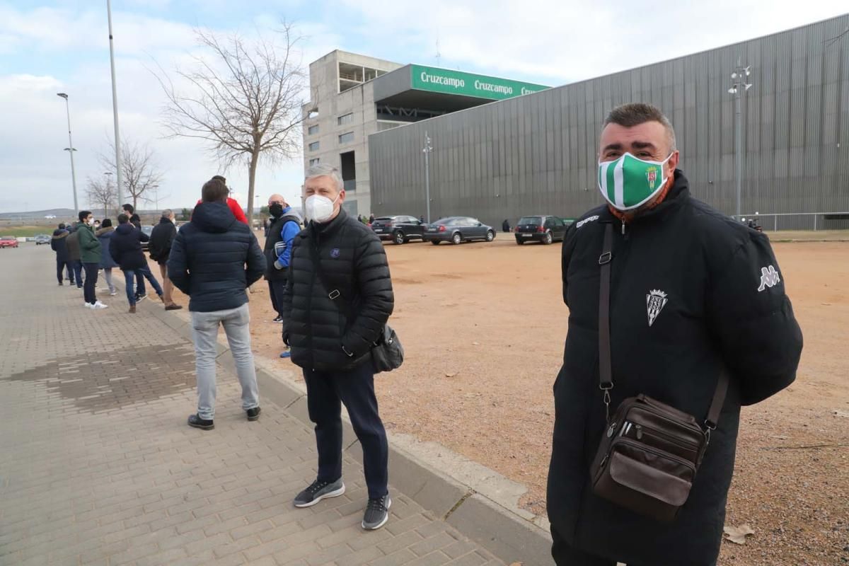 Colas en el estadio de El Arcángel para retirar las entradas del Córdoba CF-Getafe