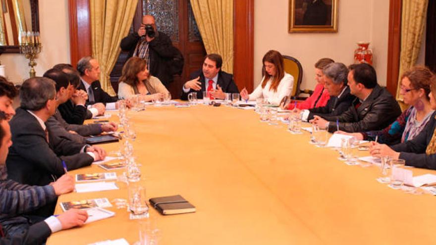 Reunión del alcalde, Carlos Negreira, con representantes del sector.
