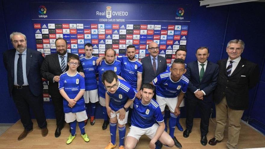 Los jugadores del Genuine, con directivos del Oviedo y de Liberbank.