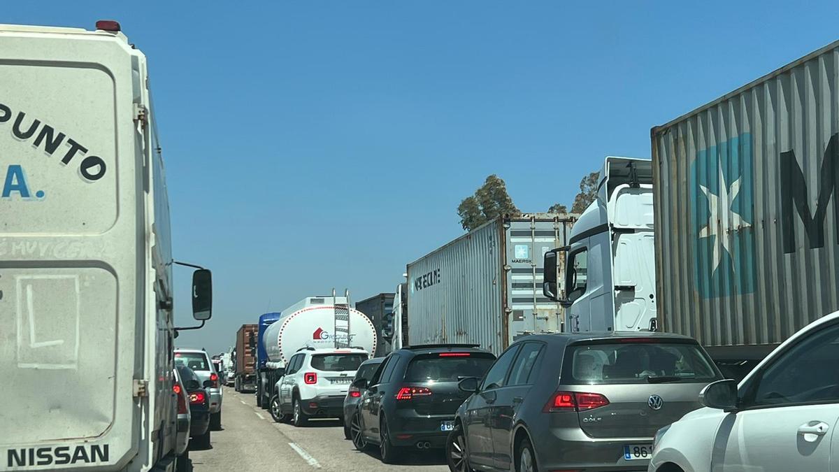 Algunos de los vehículos atrapados en el atasco de la V-30 y la carretera del Saler, hoy.