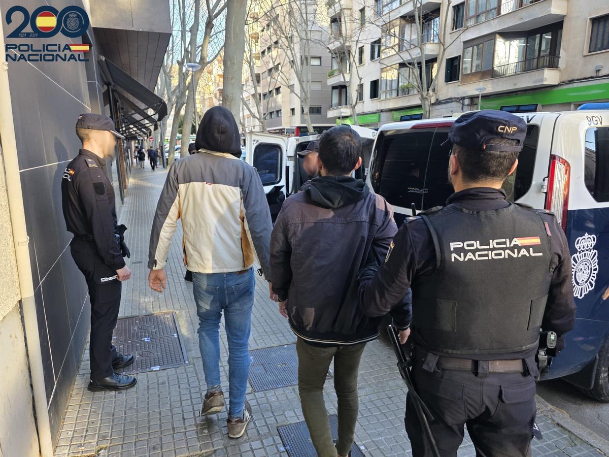 Dos de los acusados, tras ser detenidos.