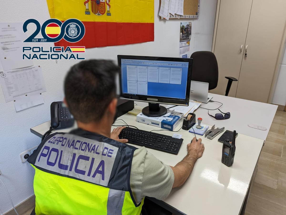Un investigador de la Policía Nacional.