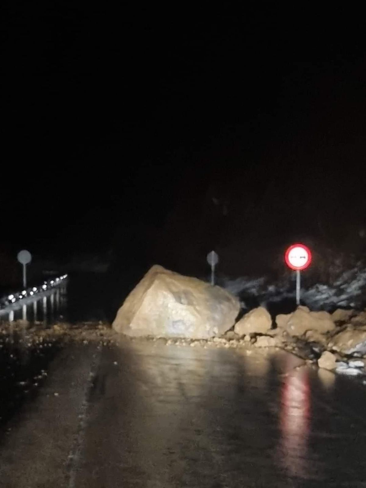 La roca, cortando por completo la calzada en la noche del jueves