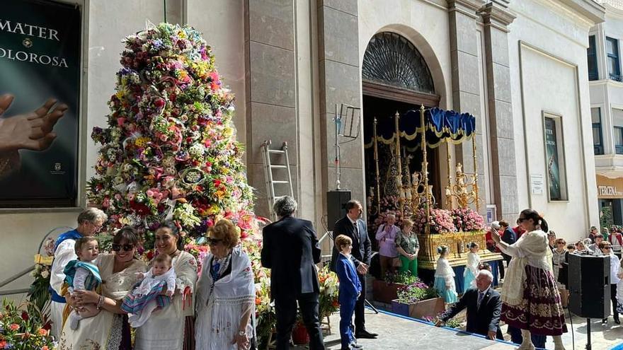 Águilas rinde homenaje con miles de flores a su patrona en su día grande