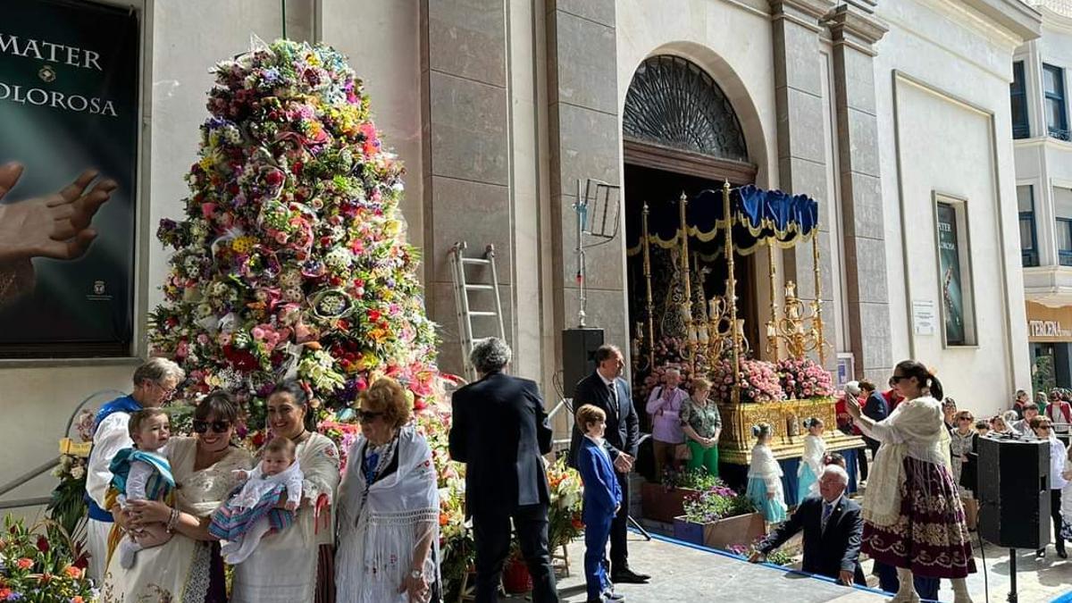 Devotos ataviados con el traje regional a las puertas de la iglesia de San José de Águilas.