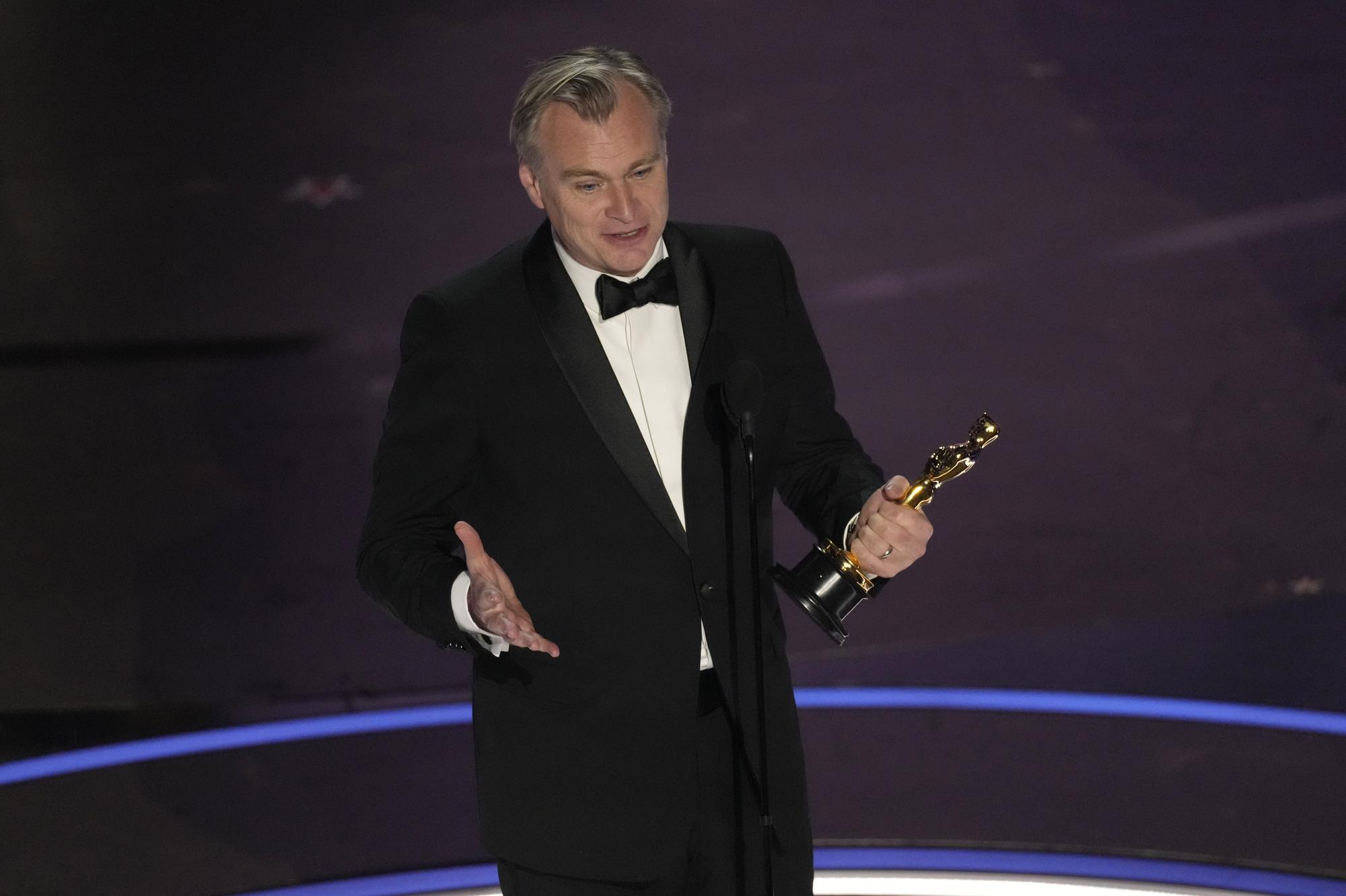 Christopher Nolan accepts the award for best director for "Oppenheimer" during the Oscars on Sunday, March 10, 2024, at the Dolby Theatre in Los Angeles. (AP Photo/Chris Pizzello) Associated Press/LaPresse Only Italy and Spain / EDITORIAL USE ONLY/ONLY ITALY AND SPAIN