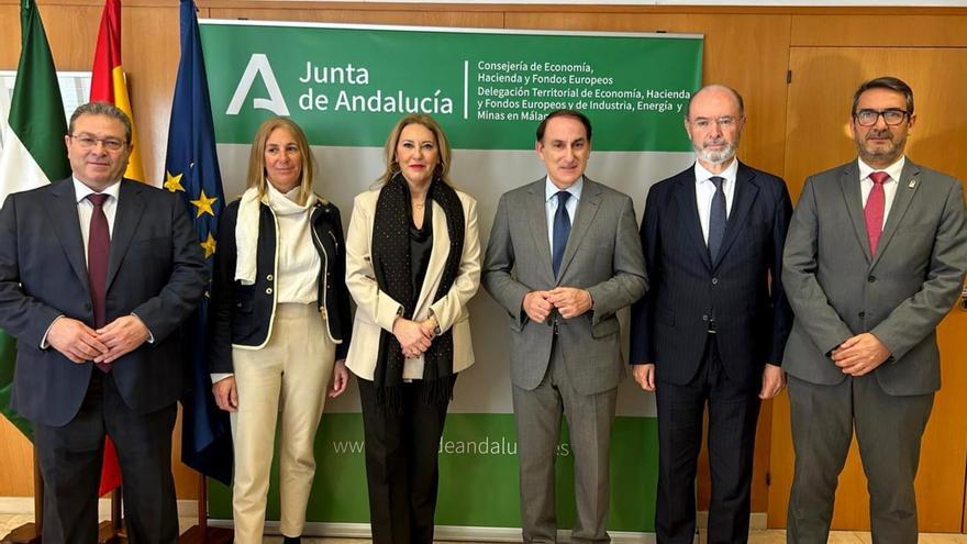 La consejera de Economía, Hacienda y Fondos Europeos, Carolina España, en un encuentro con responsables de la Sociedad de Garantía Recíproca, Garántia, en Málaga.