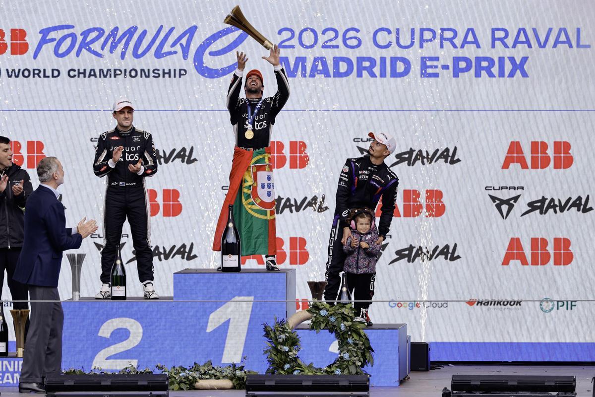 El rey Felipe (i) aplaude al piloto portugués del equipo Jaguar Antonio Felix da Costa (c).