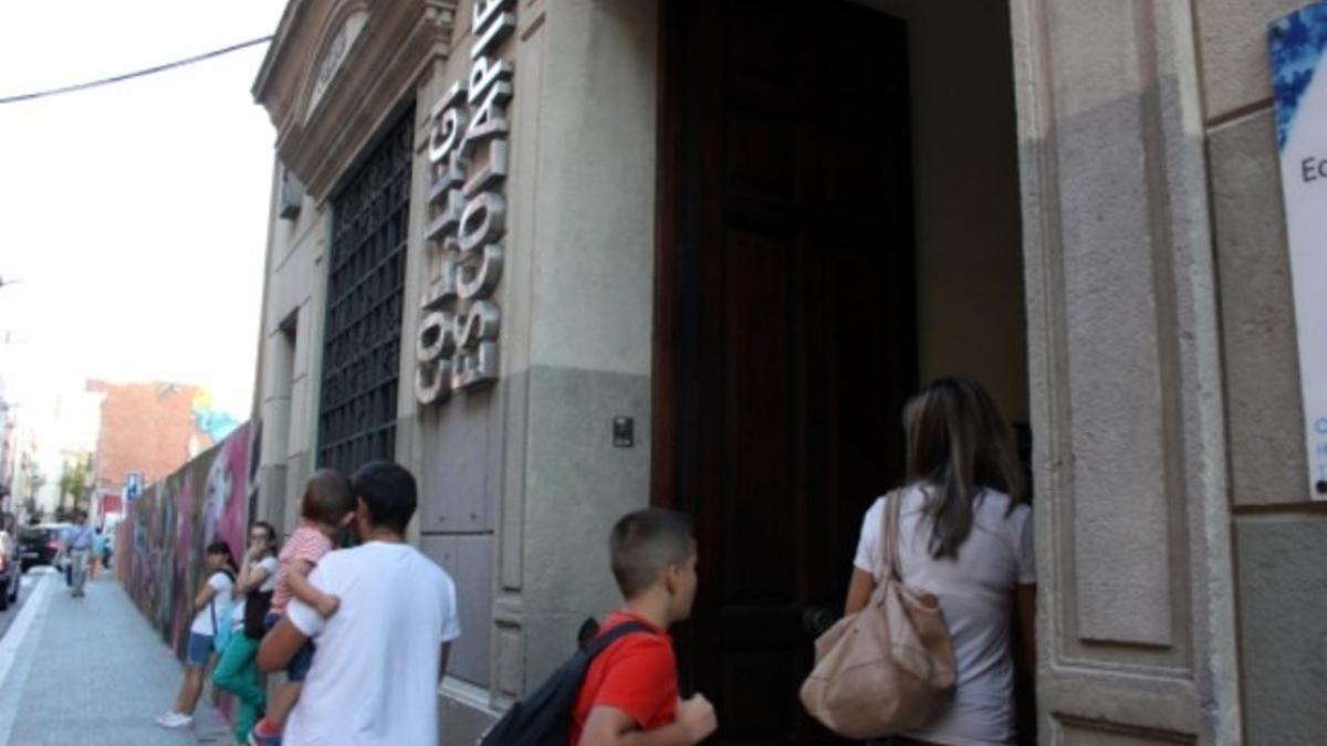 Entrada de niños y padres en el Colegio Escolàpies de Sabadell en el primer día del curso 2014-2015