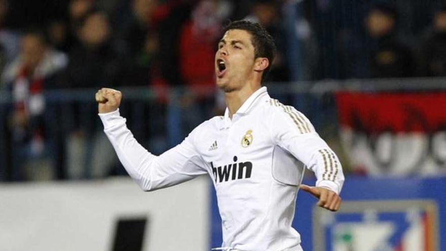 Cristiano Ronaldo celebra el segundo gol en el Calderón. | reuters