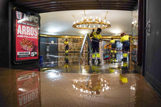 Las lluvias dejan sin servicio un tramo de la L3 del metro de Barcelona siete horas después del primer corte