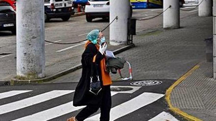 Una persona con mascarilla en los accesos al Hospital Universitario de A Coruña.