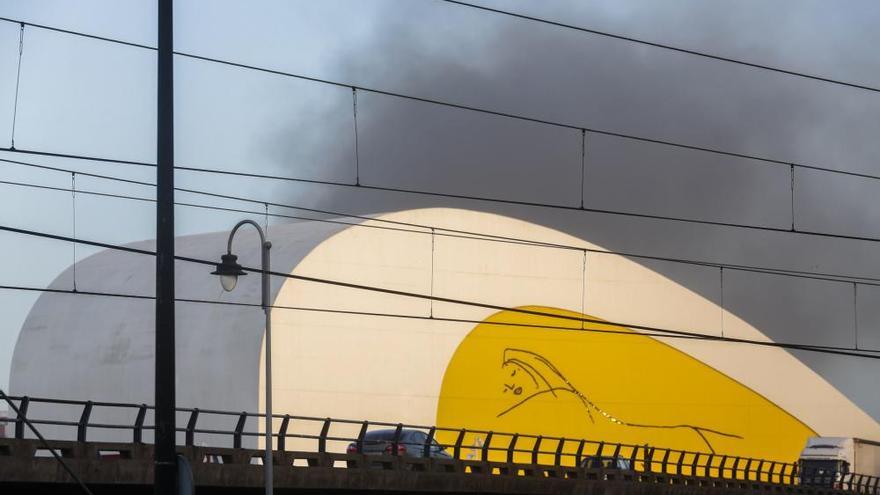 Alarma en Avilés por una gran nube negra en las baterías de Arcelor