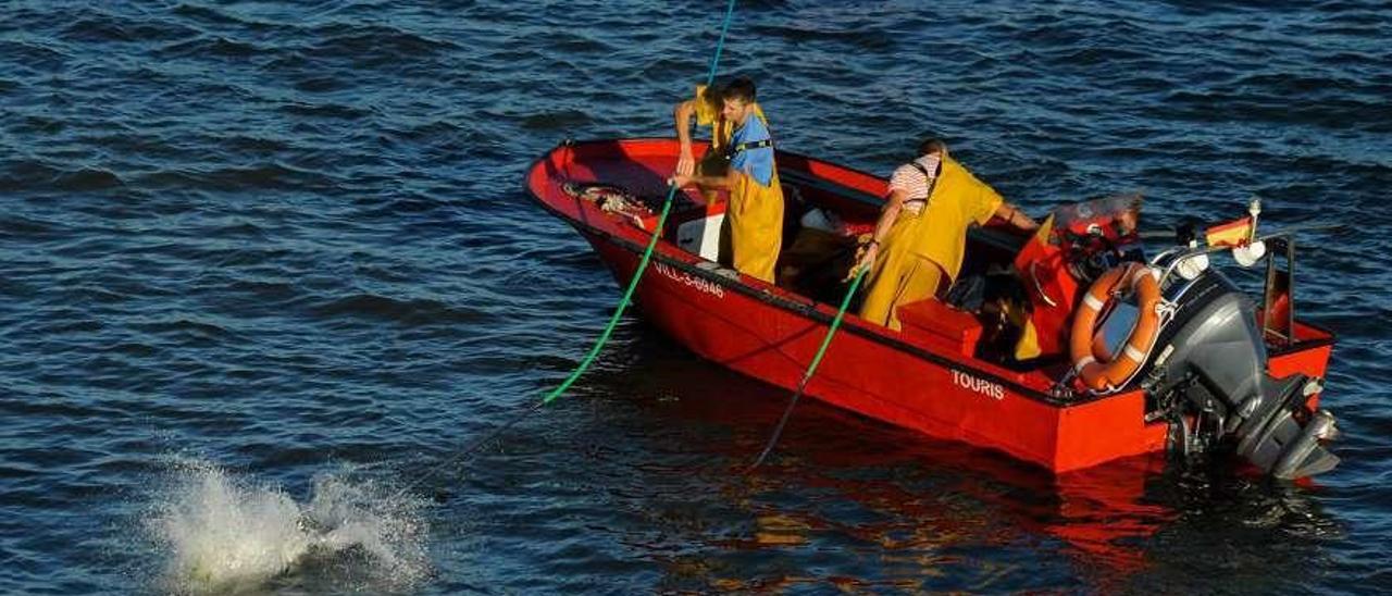 Mariscadores de a flote en la ría de Arousa. // Iñaki Abella