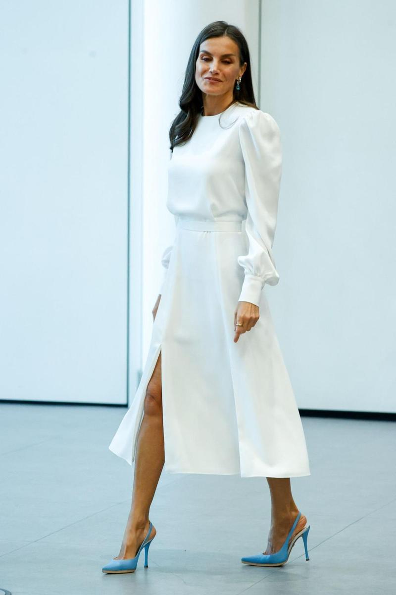 La reina Letizia, con vestido blanco diseñado en La Zarzuela