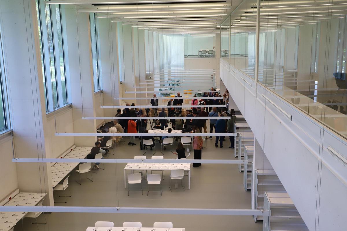 Interior de la biblioteca de los jardines de la Agricultura.