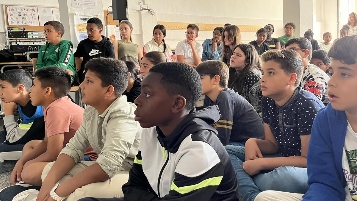 Los alumnos del colegio Gabriel Vallseca siguen con interés la charla organizada por el Palma Futsal.