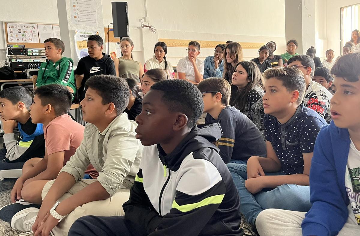 Los alumnos del colegio Gabriel Vallseca siguen con interés la charla organizada por el Palma Futsal.