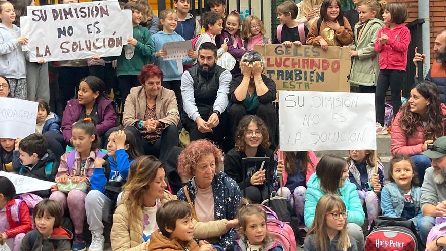 &quot;Su dimisión no es la solución&quot;: padres y alumnos del Cervantes claman contra la marcha de su directora