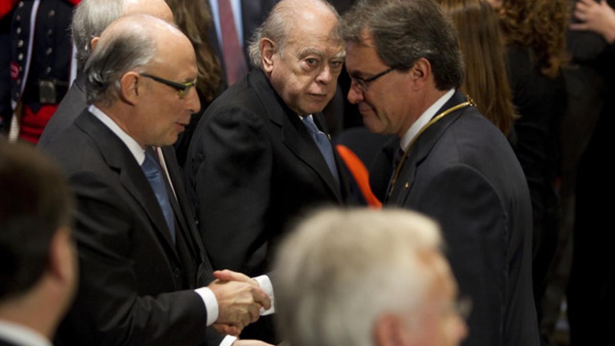 Cristóbal Montoro (izquierda) saluda a Artur Mas ante la mirada de Jordi Pujol.
