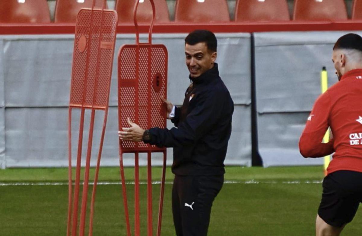 Borja Jiménez, durante el entrenamiento de ayer en el campo de El Molinón. | MARCOS LEÓN