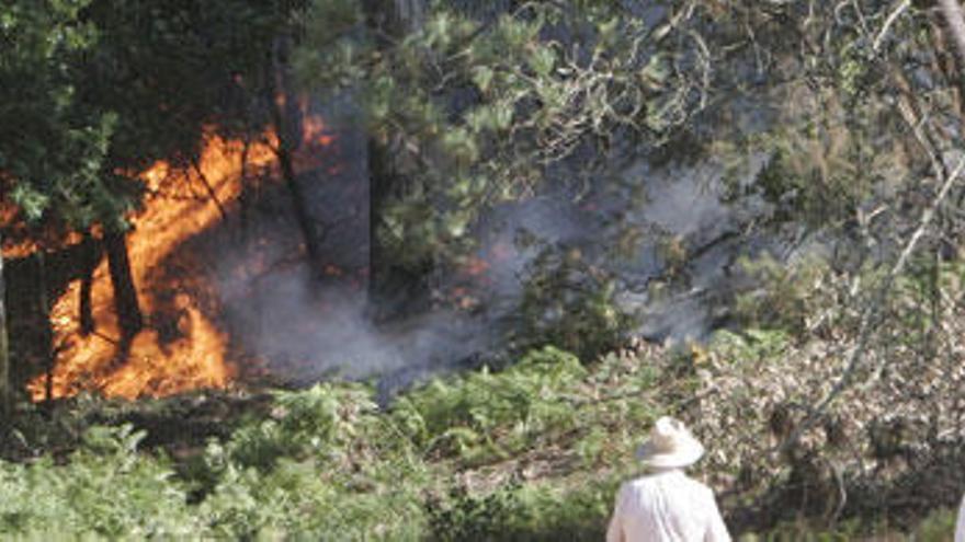 Labores de extinción del incendio forestal que tuvo lugar en los montes de Brión //  Xoán Álvarez