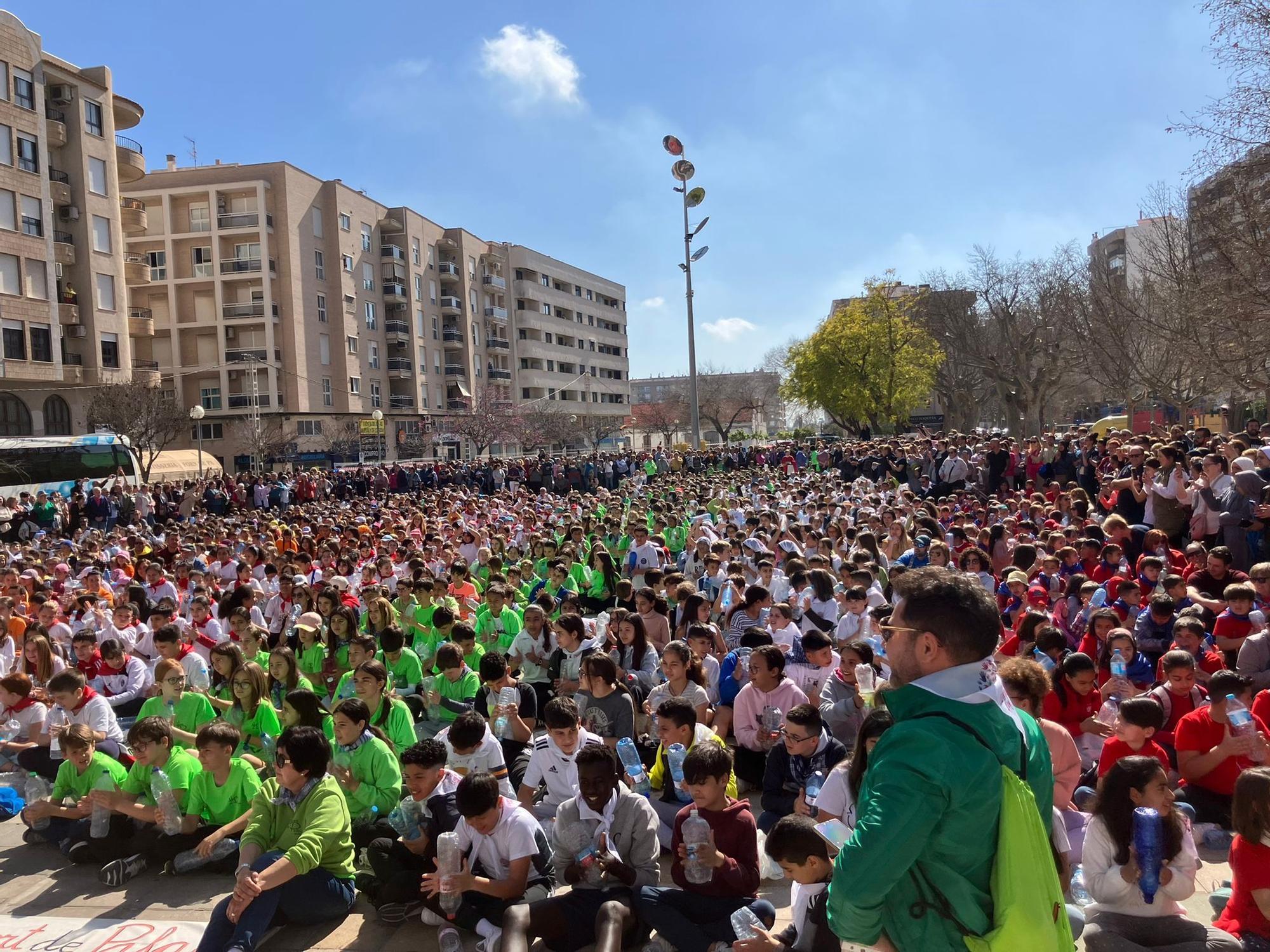 Imágenes de la mascletà ecológica con escolares en el parque de l'Estació de Oliva