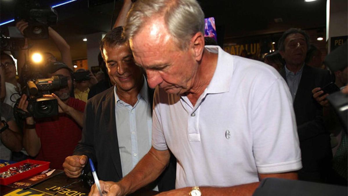 Johan Cruyff en el momento de firmar para Joan Laporta