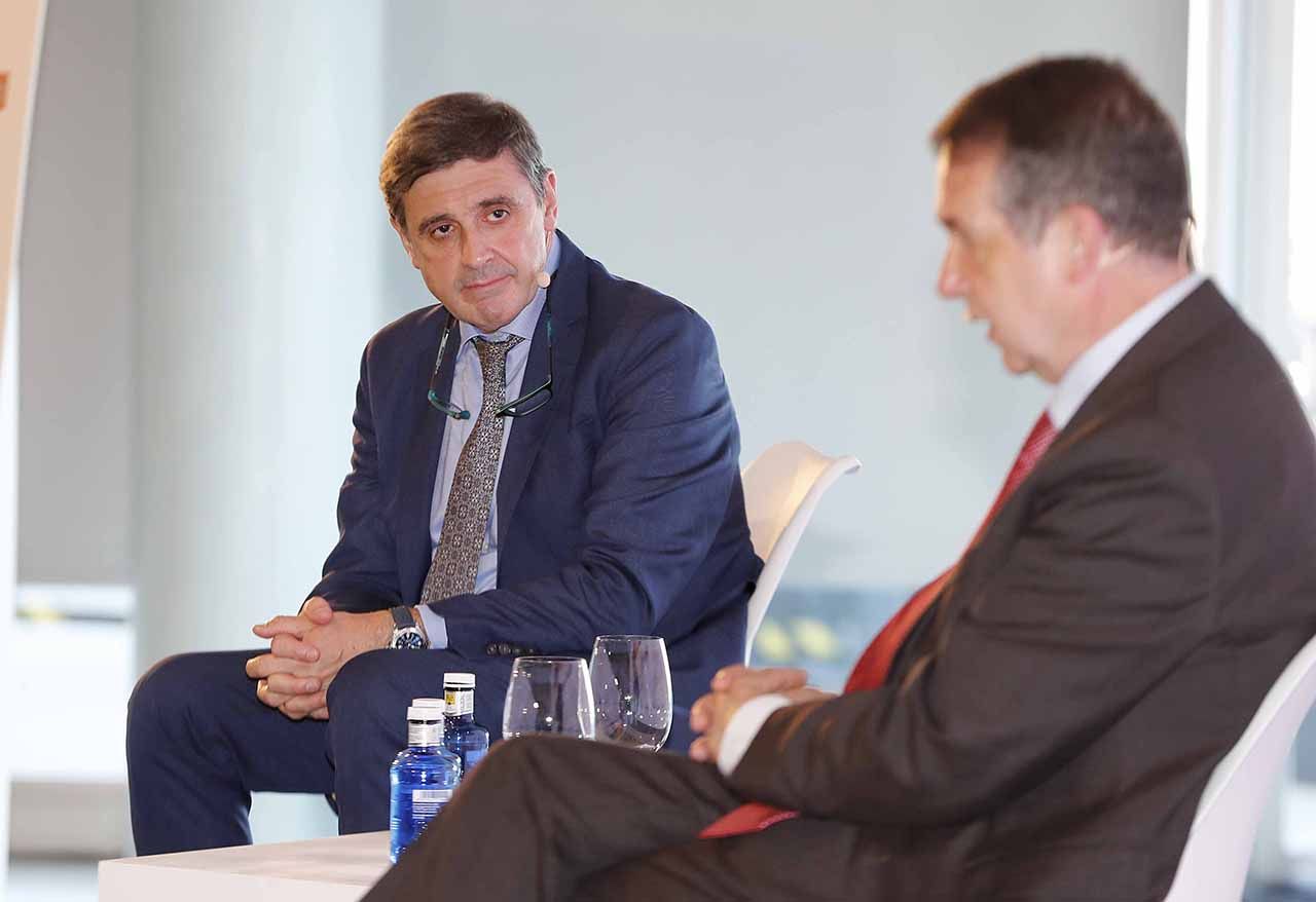 enrique martinez marin durante su intervencion en el foro destinos turisticos inteligentes.jpg