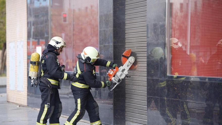 El incendio de un local en la carretera de Trassierra moviliza a los bomberos