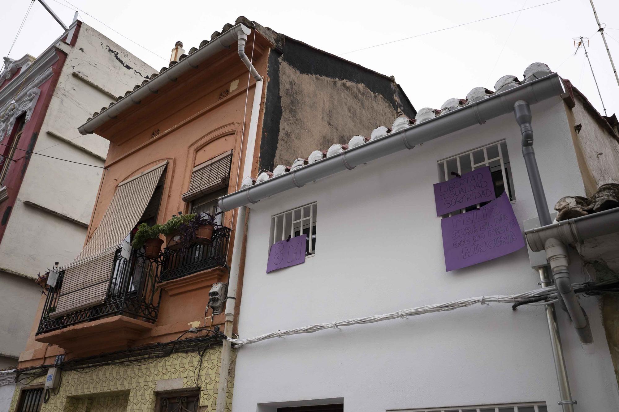 València engalana sus balcones por el 8M