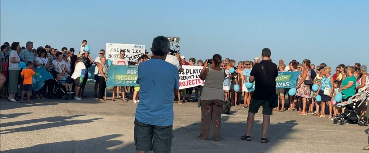 Miles de vecinos de los pueblos de la costa protestan contra los derribos en primera línea