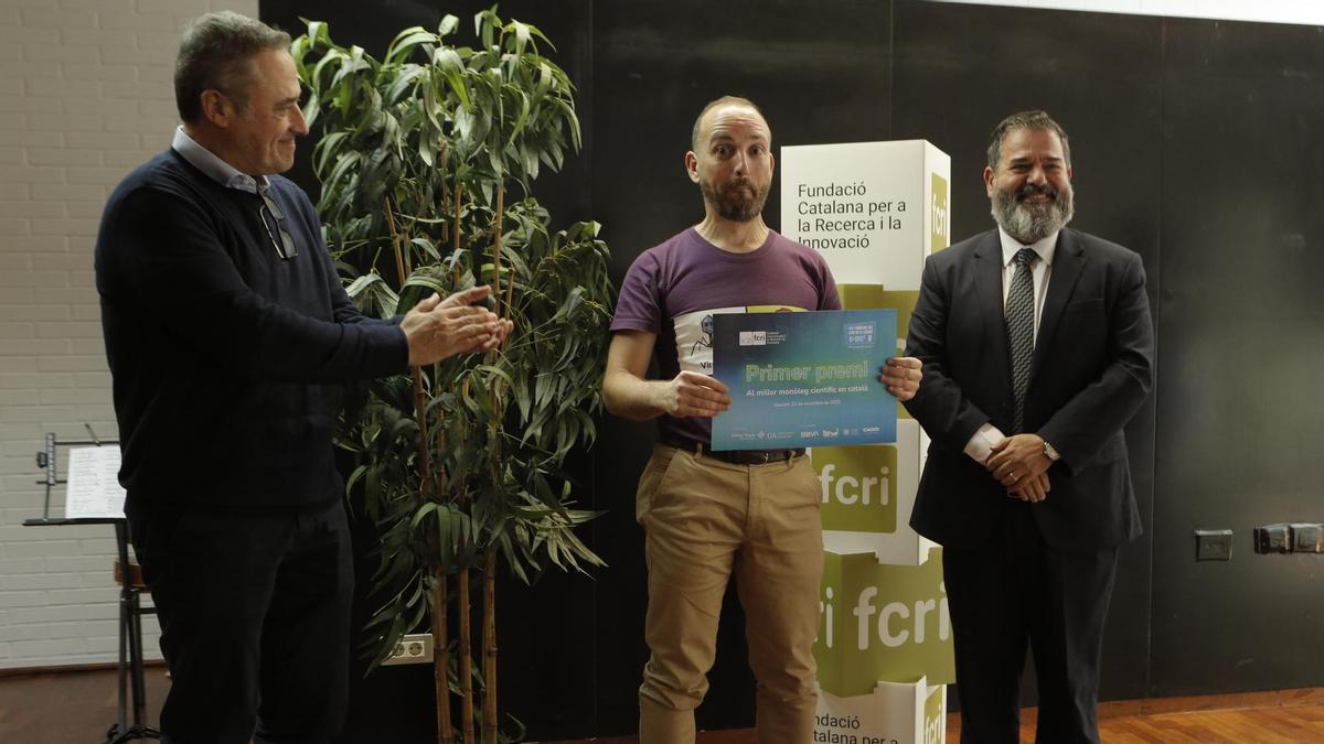 Omar Aponte Chacra (centro), acompañado por Ignasi Casadesús, secretario ejecutivo de  la Red Vives de Universidades (izquierda) y Miquel Gómez Clares, director general del FCRI (derecha).