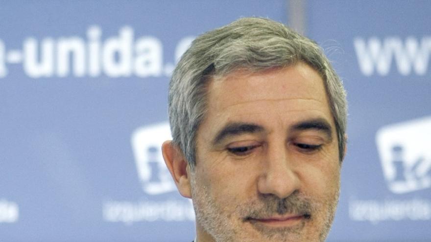 El coordinador general de IU, Gaspar Llamazares, ha anunciado hoy, en rueda de prensa, que &quot;en principio&quot; mantendrá su escaño como diputado durante los próximos cuatro años y que hará una &quot;oposición claramente de izquierdas&quot; y &quot;alternativa&quot; en el Congreso.